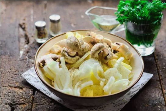 Картошка с грибами в горшочках в духовке