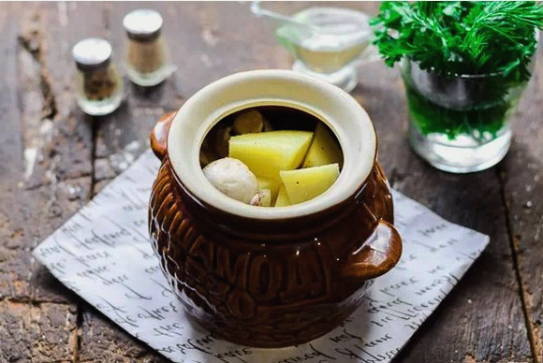 Картошка с грибами в горшочках в духовке