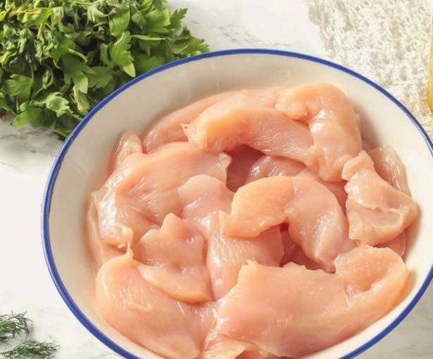 Наггетсы из куриной грудки в домашних условиях на сковороде Наггетсы из куриной грудки в домашних условиях на сковороде