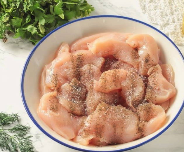 Наггетсы из куриной грудки в домашних условиях на сковороде Наггетсы из куриной грудки в домашних условиях на сковороде