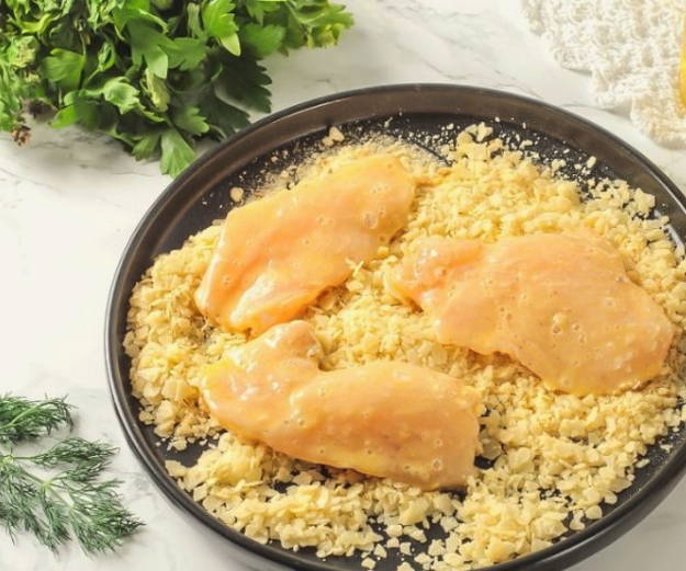 Наггетсы из куриной грудки в домашних условиях на сковороде Наггетсы из куриной грудки в домашних условиях на сковороде