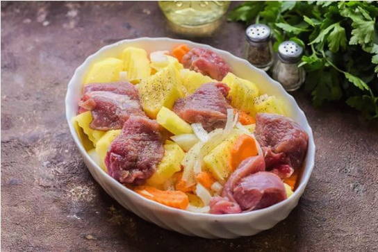 Тушеная картошка с мясом в духовке