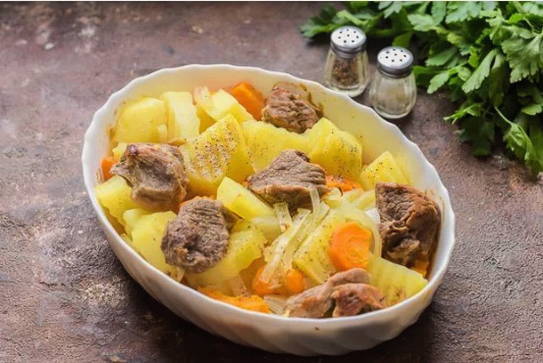 Тушеная картошка с мясом в духовке