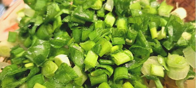 Салат с копченой колбасой, кукурузой и сухариками