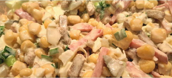 Салат с копченой колбасой, кукурузой и сухариками
