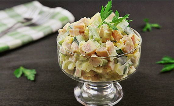 Салат с ветчиной, огурцом и сыром
