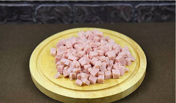 Салат с ветчиной, огурцом и сыром