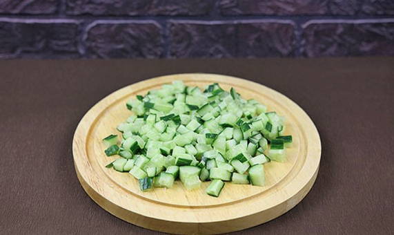 Салат с ветчиной, огурцом и сыром