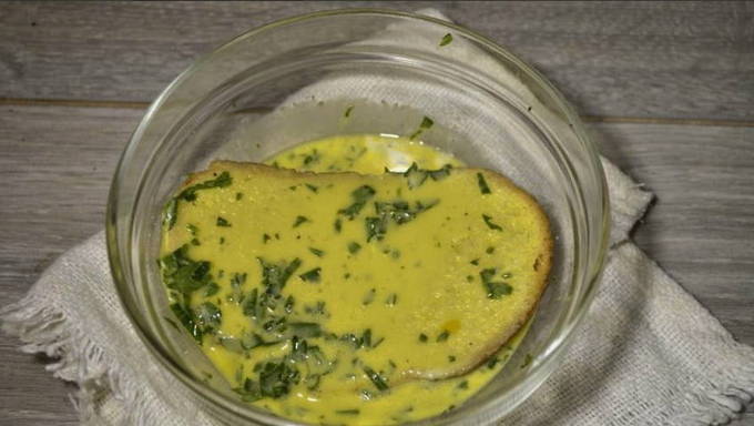 Гренки с яйцом на сковороде