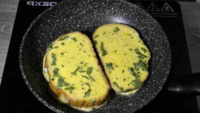 Гренки с яйцом на сковороде