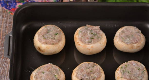 Шампиньоны с фаршем в духовке