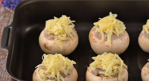 Шампиньоны с фаршем в духовке