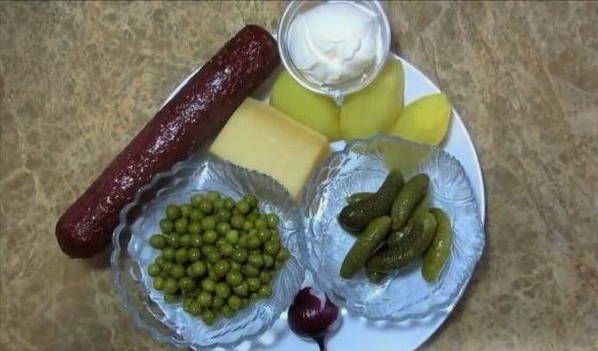 Охотничий салат с копченой колбасой