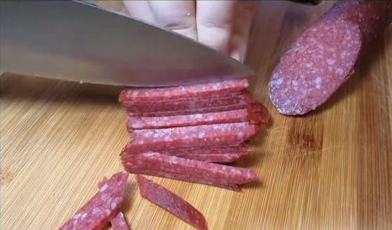 Охотничий салат с копченой колбасой