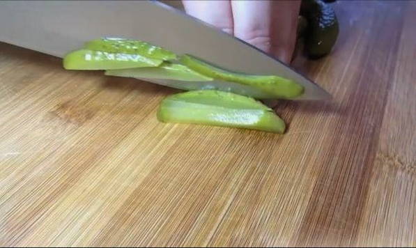Охотничий салат с копченой колбасой