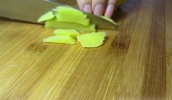 Охотничий салат с копченой колбасой