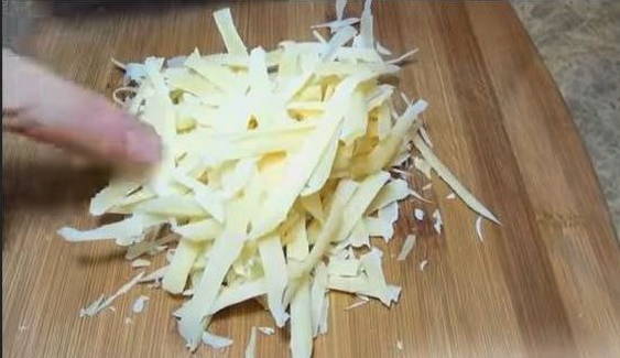 Охотничий салат с копченой колбасой