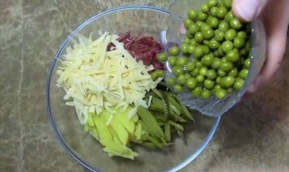 Охотничий салат с копченой колбасой