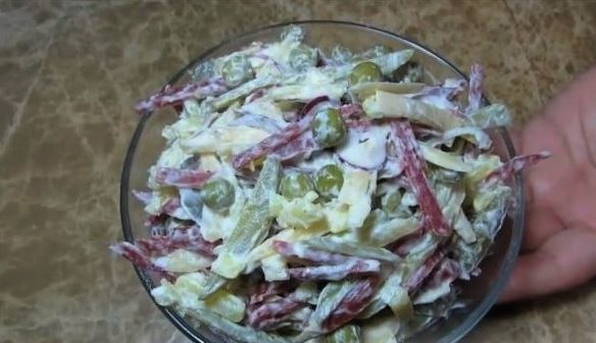 Охотничий салат с копченой колбасой
