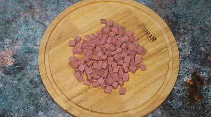 Макароны с колбасой на сковороде