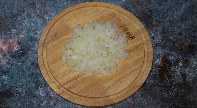 Макароны с колбасой на сковороде