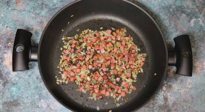 Макароны с колбасой на сковороде