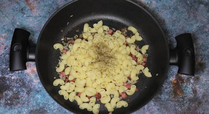 Макароны с колбасой на сковороде