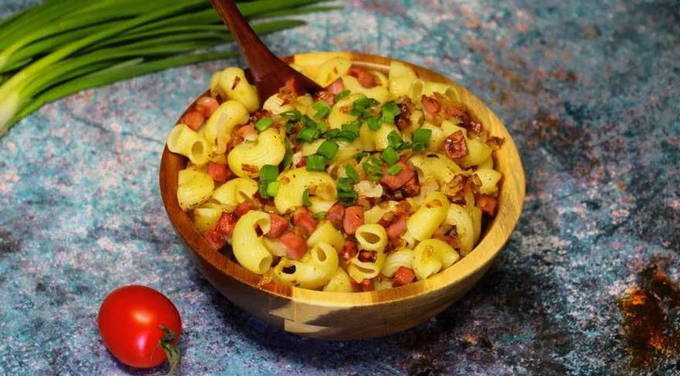 Макароны с колбасой на сковороде