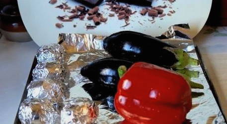 Горячий салат из баклажанов с помидорами и перцем