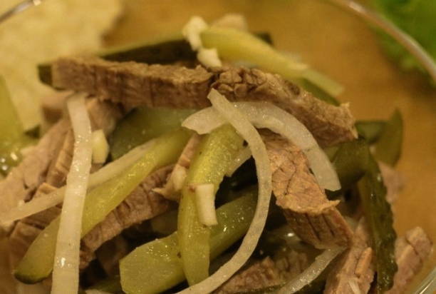 Шахтерский салат с мясом и солеными огурцами