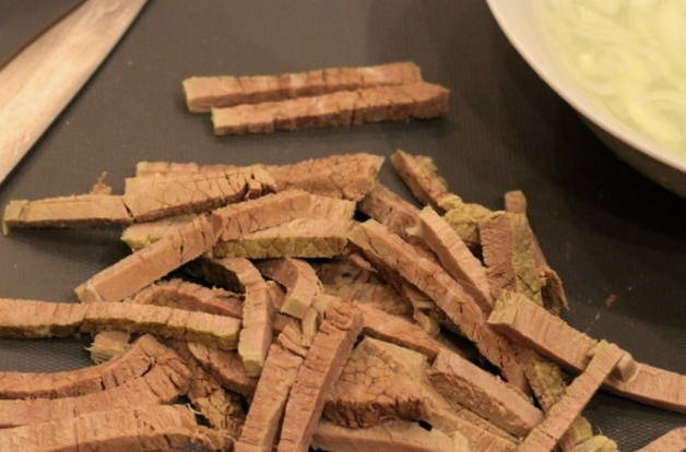 Шахтерский салат с мясом и солеными огурцами Шахтерский салат с мясом и солеными огурцами