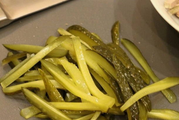 Шахтерский салат с мясом и солеными огурцами Шахтерский салат с мясом и солеными огурцами