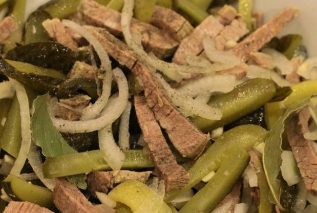 Шахтерский салат с мясом и солеными огурцами Шахтерский салат с мясом и солеными огурцами