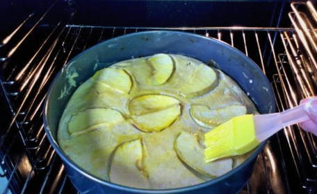 Диетическая шарлотка с яблоками