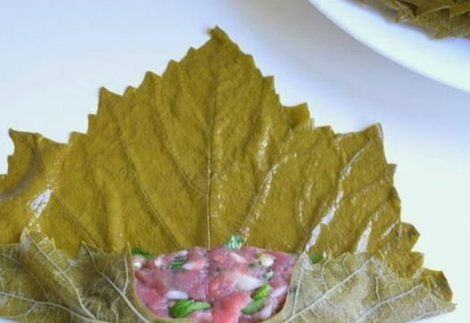 Мясо в виноградных листьях Мясо в виноградных листьях
