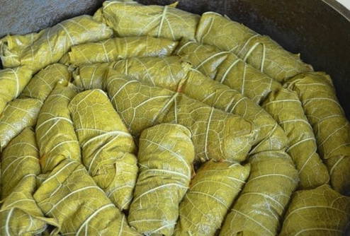 Мясо в виноградных листьях Мясо в виноградных листьях