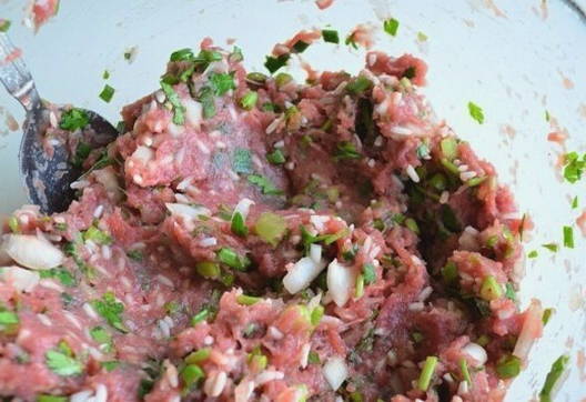Мясо в виноградных листьях Мясо в виноградных листьях