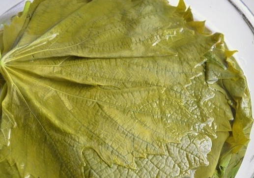 Мясо в виноградных листьях Мясо в виноградных листьях