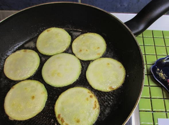 Жареные кабачки в муке кружочками на сковороде