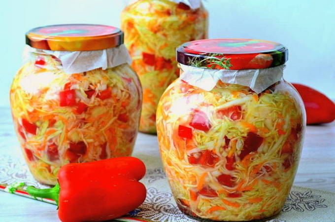 Салат из капусты, перца, моркови и лука на зиму