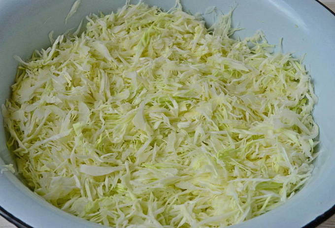 Салат из капусты, перца, моркови и лука на зиму