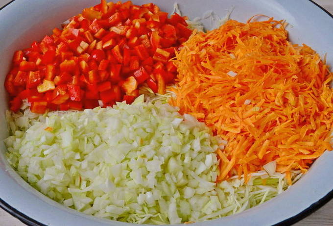 Салат из капусты, перца, моркови и лука на зиму