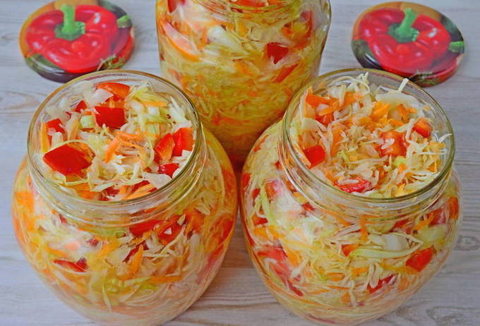 Салат из капусты, перца, моркови и лука на зиму