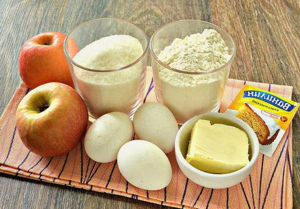 Заливная шарлотка с яблоками Заливная шарлотка с яблоками