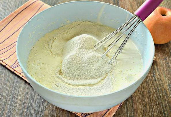 Заливная шарлотка с яблоками Заливная шарлотка с яблоками