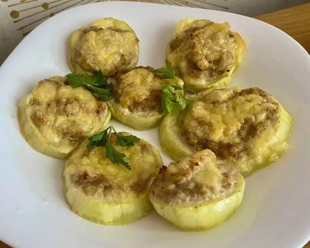 Кабачки кружочками с фаршем и сыром в духовке