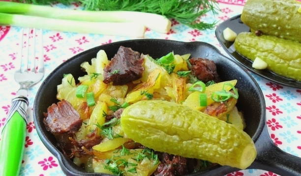 Картошка с тушенкой в сковороде