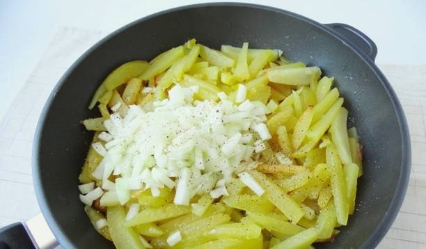 Картошка с тушенкой в сковороде Картошка с тушенкой в сковороде