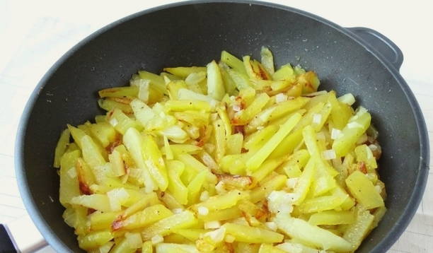 Картошка с тушенкой в сковороде Картошка с тушенкой в сковороде