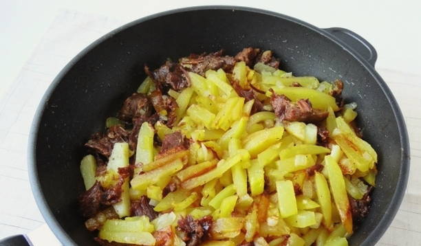 Картошка с тушенкой в сковороде Картошка с тушенкой в сковороде